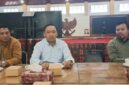 Perwakilan PT BGP Indonesia, Putra Ginting (tengah), didampingi tim humas, Demas Antaka serta tim manajemen, Jeki Sitanggang saat menyampaikan penjelasan resmi terkait kompensasi kegiatan seismik dalam Rapat Dengar Pendapat (RDP) bersama DPRD dan Pemkab PALI di Ruang Rapat DPRD PALI, Senin (3/8/2026). (Foto: Dok/tintamerah.co)
