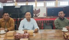 Perwakilan PT BGP Indonesia, Putra Ginting (tengah), didampingi tim humas, Demas Antaka serta tim manajemen, Jeki Sitanggang saat menyampaikan penjelasan resmi terkait kompensasi kegiatan seismik dalam Rapat Dengar Pendapat (RDP) bersama DPRD dan Pemkab PALI di Ruang Rapat DPRD PALI, Senin (3/8/2026). (Foto: Dok/tintamerah.co)
