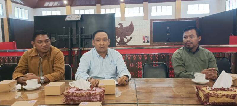 Perwakilan PT BGP Indonesia, Putra Ginting (tengah), didampingi tim humas, Demas Antaka serta tim manajemen, Jeki Sitanggang saat menyampaikan penjelasan resmi terkait kompensasi kegiatan seismik dalam Rapat Dengar Pendapat (RDP) bersama DPRD dan Pemkab PALI di Ruang Rapat DPRD PALI, Senin (3/8/2026). (Foto: Dok/tintamerah.co)