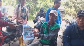 Burhanudin, saksi sejarah Talang Sebetung yang telah menginjak usia 66 tahun, dengan tegas menunjukkan poster kegiatan 