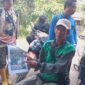 Burhanudin, saksi sejarah Talang Sebetung yang telah menginjak usia 66 tahun, dengan tegas menunjukkan poster kegiatan 