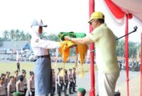 Asisten I Bidang Pemerintahan dan Kesejahteraan Rakyat Setda Kabupaten PALI, Ir. H. Andre Fajar Wijaya, menyerahkan bendera kepada petugas Paskibraka saat gladi bersih upacara HUT ke-81 RI, Sabtu (15/8/2026). (Foto: Dok/Aldo)