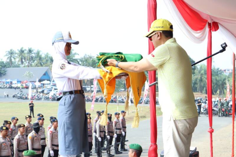 Asisten I Bidang Pemerintahan dan Kesejahteraan Rakyat Setda Kabupaten PALI, Ir. H. Andre Fajar Wijaya, menyerahkan bendera kepada petugas Paskibraka saat gladi bersih upacara HUT ke-81 RI, Sabtu (15/8/2026). (Foto: Dok/Aldo)