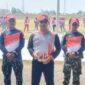 Pelatih Paskibraka PALI, Aiptu Sumaryono, SH (tengah), bersama tim pelatih saat memantau intensif latihan 35 calon anggota Paskibraka PALI di Lapangan Stadion Gelora November Pertamina, Pendopo, Minggu (9/8/2026). (Foto: Dok/tintamerah.co)