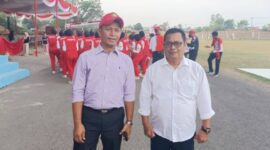 Kepala Badan Kesbangpol PALI, Dedi Ahmadi, saat meninjau langsung kesiapan akhir anggota Paskibraka di Stadion Gelora November Pertamina, Pendopo, Jumat (14/8/2026). Dedi memastikan fisik dan mental seluruh peserta sudah 99% siap untuk menjalankan tugas pengibaran bendera pada HUT RI ke-81. (Foto: Dok/tintamerah.co)