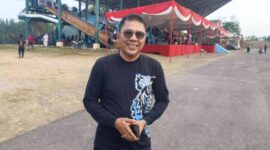 Anggota DPRD PALI Fraksi Hanura, H. Husni Thamrin, saat ditemui Tintamerah.co di Stadion Gelora November, Pendopo, Sabtu (15/8/2026), menyerukan percepatan penyelesaian sengketa tapal batas wilayah di Kabupaten PALI demi kepastian hukum masyarakat. (Foto: Dok/tintamerah.co)