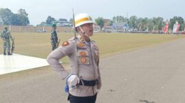 Komandan Upacara HUT RI Ke-81, IPTU Freddy, saat memimpin jalannya gladi bersih upacara bendera di Stadion Gelora November, Pertamina, Pendopo, Sabtu (15/8/2026). Sosok Kasikum Polres PALI ini kembali dipercaya memimpin pasukan pengibar bendera tahun ini sebagai wujud pengabdian dan solidaritas untuk nusa dan bangsa. (Foto: Dok/tintamerah.co)