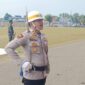 Komandan Upacara HUT RI Ke-81, IPTU Freddy, saat memimpin jalannya gladi bersih upacara bendera di Stadion Gelora November, Pertamina, Pendopo, Sabtu (15/8/2026). Sosok Kasikum Polres PALI ini kembali dipercaya memimpin pasukan pengibar bendera tahun ini sebagai wujud pengabdian dan solidaritas untuk nusa dan bangsa. (Foto: Dok/tintamerah.co)
