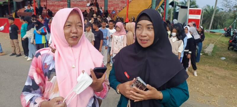 Guru pendamping dari SMP YKPP Pendopo, Rissa Eka Donawati (kanan), saat memberikan keterangan kepada tintamerah.co mengenai kesiapan 100 siswa-siswi gabungan SMPN 1 Talang Ubi dan SMP YKPP Pendopo dalam gladi bersih paduan suara HUT RI ke-81 di Stadion Gelora November, Sabtu (15/8/2026). (Foto: Dok/tintamerah.co)
