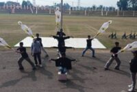 Tim sanggar binaan Disbudpar Kabupaten PALI melakukan blocking area saat gladi bersih di Lapangan Stadion Gelora November, Pendopo, Sabtu (15/8/2026), mempersiapkan penampilan Tari Ngayek Tapak Burung untuk menyemarakkan HUT RI ke-81. (Foto: Dok/tintamerah.co)