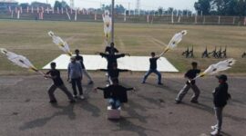 Tim sanggar binaan Disbudpar Kabupaten PALI melakukan blocking area saat gladi bersih di Lapangan Stadion Gelora November, Pendopo, Sabtu (15/8/2026), mempersiapkan penampilan Tari Ngayek Tapak Burung untuk menyemarakkan HUT RI ke-81. (Foto: Dok/tintamerah.co)