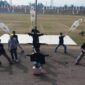 Tim sanggar binaan Disbudpar Kabupaten PALI melakukan blocking area saat gladi bersih di Lapangan Stadion Gelora November, Pendopo, Sabtu (15/8/2026), mempersiapkan penampilan Tari Ngayek Tapak Burung untuk menyemarakkan HUT RI ke-81. (Foto: Dok/tintamerah.co)