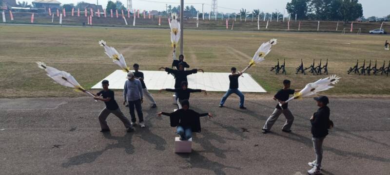Tim sanggar binaan Disbudpar Kabupaten PALI melakukan blocking area saat gladi bersih di Lapangan Stadion Gelora November, Pendopo, Sabtu (15/8/2026), mempersiapkan penampilan Tari Ngayek Tapak Burung untuk menyemarakkan HUT RI ke-81. (Foto: Dok/tintamerah.co)