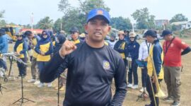 Zulkifli, konduktor marching band Satpol PP PALI, menunjukkan gestur optimis saat gladi bersih HUT RI ke-81 di Lapangan Stadion Gelora November, Pendopo, Sabtu (15/8/2026). Sebanyak 50 personel korsik telah siap 99 persen untuk mengiringi upacara puncak kemerdekaan. (Foto: Dok/tintamerah.co)