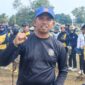Zulkifli, konduktor marching band Satpol PP PALI, menunjukkan gestur optimis saat gladi bersih HUT RI ke-81 di Lapangan Stadion Gelora November, Pendopo, Sabtu (15/8/2026). Sebanyak 50 personel korsik telah siap 99 persen untuk mengiringi upacara puncak kemerdekaan. (Foto: Dok/tintamerah.co)