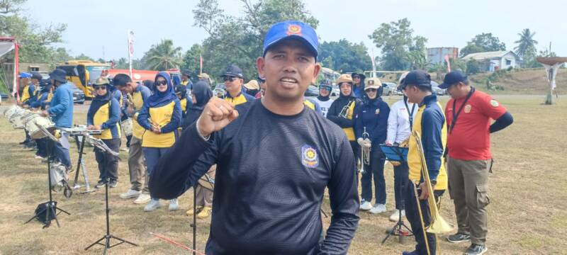 Zulkifli, konduktor marching band Satpol PP PALI, menunjukkan gestur optimis saat gladi bersih HUT RI ke-81 di Lapangan Stadion Gelora November, Pendopo, Sabtu (15/8/2026). Sebanyak 50 personel korsik telah siap 99 persen untuk mengiringi upacara puncak kemerdekaan. (Foto: Dok/tintamerah.co)