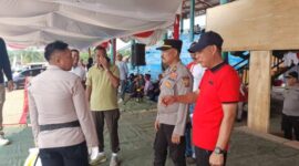 Wakapolres PALI, Kompol Suprawira (baju merah) dan Pabung PALI Mayor Korp Zeni Handayani (baju kuning), saat meninjau langsung gladi bersih upacara bendera HUT Kemerdekaan RI Ke-81 di Lapangan Stadion Gelora November Pertamina, Pendopo, Sabtu (15/8/2026), serta memastikan kesiagaan 200 personel pengamanan. (Foto: Dok/tintamerah.co)