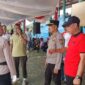 Wakapolres PALI, Kompol Suprawira (baju merah) dan Pabung PALI Mayor Korp Zeni Handayani (baju kuning), saat meninjau langsung gladi bersih upacara bendera HUT Kemerdekaan RI Ke-81 di Lapangan Stadion Gelora November Pertamina, Pendopo, Sabtu (15/8/2026), serta memastikan kesiagaan 200 personel pengamanan. (Foto: Dok/tintamerah.co)