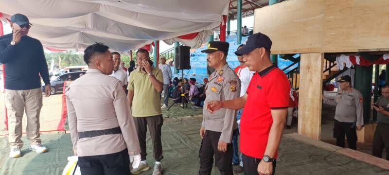 Wakapolres PALI, Kompol Suprawira (baju merah) dan Pabung PALI Mayor Korp Zeni Handayani (baju kuning), saat meninjau langsung gladi bersih upacara bendera HUT Kemerdekaan RI Ke-81 di Lapangan Stadion Gelora November Pertamina, Pendopo, Sabtu (15/8/2026), serta memastikan kesiagaan 200 personel pengamanan. (Foto: Dok/tintamerah.co)