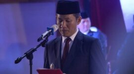 Bupati PALI Asgianto, ST, secara resmi mengukuhkan 35 anggota Paskibraka Kabupaten PALI Tahun 2026 di Pendopoan Rumah Dinas Bupati, Sabtu (15/8/2026), demi menyongsong puncak peringatan HUT RI ke-81. (Foto: Dok/tintamerah.co)  