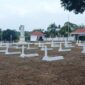 Tampak kondisi Taman Makam Pahlawan (TMP) Pendopo, Talang Ubi, yang telah bersih dan rapi dengan pagar serta makam yang selesai dicat, siap menyambut pelaksanaan Apel Kehormatan dan Renungan Suci dalam rangka HUT Kemerdekaan RI ke-81, Minggu (16/8/2026), (Foto: Dok/tintamerah.co)