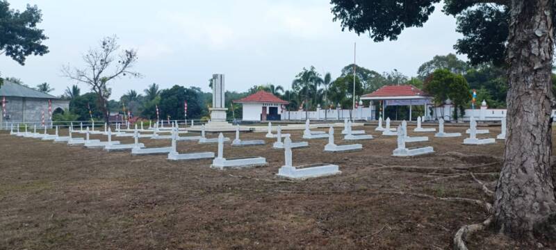 Tampak kondisi Taman Makam Pahlawan (TMP) Pendopo, Talang Ubi, yang telah bersih dan rapi dengan pagar serta makam yang selesai dicat, siap menyambut pelaksanaan Apel Kehormatan dan Renungan Suci dalam rangka HUT Kemerdekaan RI ke-81, Minggu (16/8/2026), (Foto: Dok/tintamerah.co)
