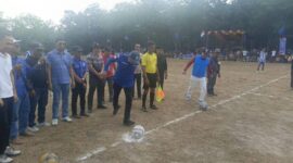 Ketua DPD PAN PALI, H. Ubaidillah bersama Sekretaris DPD PAN PALI, Sigit Kamseno, melakukan tendangan pertama tanda dimulainya turnamen sepak bola antar-desa se-Kabupaten PALI di Desa Tempirai, Minggu (16/8/2026), dalam rangka memeriahkan HUT RI ke-81 dan HUT PAN ke-28. (Foto: Dok/tintamerah.co)
