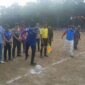 Ketua DPD PAN PALI, H. Ubaidillah bersama Sekretaris DPD PAN PALI, Sigit Kamseno, melakukan tendangan pertama tanda dimulainya turnamen sepak bola antar-desa se-Kabupaten PALI di Desa Tempirai, Minggu (16/8/2026), dalam rangka memeriahkan HUT RI ke-81 dan HUT PAN ke-28. (Foto: Dok/tintamerah.co)