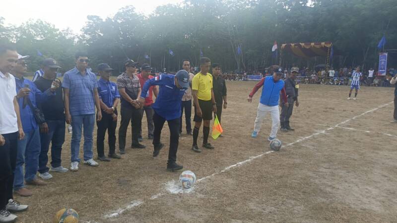 Ketua DPD PAN PALI, H. Ubaidillah bersama Sekretaris DPD PAN PALI, Sigit Kamseno, melakukan tendangan pertama tanda dimulainya turnamen sepak bola antar-desa se-Kabupaten PALI di Desa Tempirai, Minggu (16/8/2026), dalam rangka memeriahkan HUT RI ke-81 dan HUT PAN ke-28. (Foto: Dok/tintamerah.co)