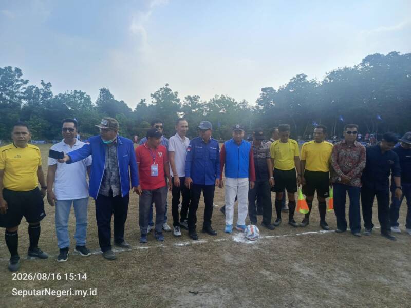 Sekretaris DPD PAN PALI, Sigit Kamseno, bersama jajaran pengurus, anggota DPRD, dan tokoh masyarakat saat membuka turnamen sepakbola akbar di Desa Tempirai, Minggu (16/8/2026). (Foto: Dok/PAN PALI)
