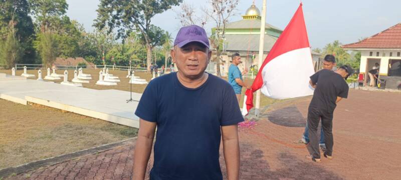 Kepala Dinas Sosial Kabupaten PALI, Edi Irwan, meninjau langsung kesiapan Taman Makam Pahlawan (TMP) Pendopo, Talang Ubi, Minggu (16/8/2026) sore, guna memastikan lokasi siap digunakan untuk Apel Kehormatan dan Renungan Suci HUT RI ke-81. (Foto: Dok/PAN PALI)