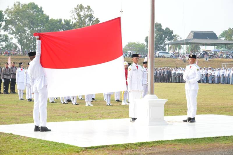 Paskibraka Kabupaten PALI tampil memukau dan sukses menjalankan tugas pengibaran bendera Merah Putih dengan penuh khidmat di Stadion Gelora November Pertamina, Senin (17/8/2026). (Foto: Dok/tintamerah.co)