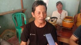 Panglima Koordinator Lapangan Aksi, Selamat, saat memberikan keterangan pers di Posko Unjuk Rasa Desa Tempirai, Kecamatan Penukal Utara, Minggu (23/8/2026). Persiapan aksi damai mendesak revisi Perbup PALI No. 62 Tahun 2023 telah matang mencapai 90 persen dengan estimasi 1.000 massa gabungan dari rantau dan tepatan. (Foto: Dok/tintamerah.co)
