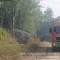 Tim tanggap darurat PT Pertamina EP Pendopo Field bersama armada Fire Truck berkapasitas 5.000 liter berjibaku memadamkan titik api Karhutla di Desa Talang Akar, Kecamatan Talang Ubi, Kabupaten PALI, Sumatera Selatan, sebagai wujud nyata kepedulian terhadap keselamatan dan lingkungan sekitar wilayah operasional. (Foto: Dok/HSE Pertamina Pendopo Field)
