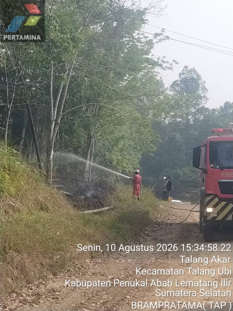 Tim tanggap darurat PT Pertamina EP Pendopo Field bersama armada Fire Truck berkapasitas 5.000 liter berjibaku memadamkan titik api Karhutla di Desa Talang Akar, Kecamatan Talang Ubi, Kabupaten PALI, Sumatera Selatan, sebagai wujud nyata kepedulian terhadap keselamatan dan lingkungan sekitar wilayah operasional. (Foto: Dok/HSE Pertamina Pendopo Field)