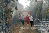 Tim Tanggap Darurat dan Fire Truck berkapasitas 5.000 liter milik PT Pertamina EP Pendopo Field berjibaku memadamkan titik api di Desa Suka Maju, Kecamatan Talang Ubi, Kabupaten PALI, Jumat (28/8/2026). Aksi cepat ini merupakan kelanjutan dari penanganan karhutla sebelumnya di Desa Talang Akar sebagai bentuk komitmen nyata korporasi dalam melindungi keselamatan warga dan lingkungan dari bahaya kebakaran. (Foto: Dok/HSE Pertamina Pendopo Field)
