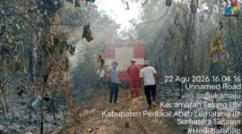 Tim Tanggap Darurat dan Fire Truck berkapasitas 5.000 liter milik PT Pertamina EP Pendopo Field berjibaku memadamkan titik api di Desa Suka Maju, Kecamatan Talang Ubi, Kabupaten PALI, Jumat (28/8/2026). Aksi cepat ini merupakan kelanjutan dari penanganan karhutla sebelumnya di Desa Talang Akar sebagai bentuk komitmen nyata korporasi dalam melindungi keselamatan warga dan lingkungan dari bahaya kebakaran. (Foto: Dok/HSE Pertamina Pendopo Field)