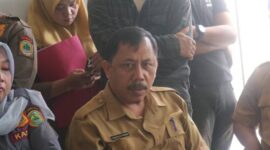 Kepala Dinas Tenaga Kerja dan Transmigrasi (Disnakertrans) Kabupaten PALI, Endang Salampesi, saat menanyakan mekanisme rekrutmen tenaga kerja dalam sidak gabungan di Pabrik Sawit PT Aburahmi, Desa Pantai Dewa, Kecamatan Talang Ubi, Selasa (4/8/2026). (Foto: Dok/tintamerah)