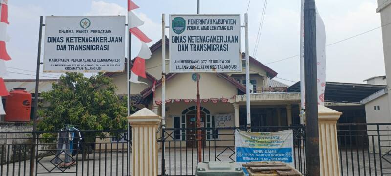 Kantor Dinas Ketenagakerjaan dan Transmigrasi Kabupaten Penukal Abab Lematang Ilir (PALI) di Jalan Merdeka No. 377, Talang Ubi Selatan, Kecamatan Talang Ubi. Disnarkertrans PALI menyoroti minimnya kepatuhan kontraktor PT Pertamina EP Pendopo Field yang tidak pernah melaporkan rekrutmen tenaga kerja periode Mei hingga Agustus 2026 pada Sabtu (29/8/2026). (Foto: Dok/tintamerah.co)  