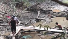 Sungai Penukal Kering Kerontang: Warga Dusun IV/Talang Gas, Desa Suka Maju, Kecamatan Talang Ubi bersama jurnalis tintamerah.co meninjau langsung kondisi Sungai Penukal yang mengering total akibat disedot mesin pompa Rig TMMJ/Pertamina EP Pendopo Field selama tiga hari tiga malam, Jumat (18/9/2026). Akibat lemahnya mitigasi perusahaan di tengah kemarau panjang, warga meradang dan menuntut pertanggungjawaban serius. (Foto: Dok/tintamerah.co)