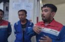 Company Man Rig Company Man Rig TMMJ #05, Faturahman (kanan) didampingi Rig Superintendent (Rigsup) Rig TMMJ, Puji Prajoko (tengah) saat menemui dan menampung aksi protes warga Talang Gas di lokasi operasional BKT/AW-2, Jumat (18/9/2026 terkait polemik penyedotan Sungai Penukal, lahan warga yang belum dibayar, hingga tuntutan transparansi tenaga kerja lokal. (Foto: Dok/tintamerah.co)