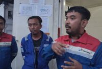Company Man Rig Company Man Rig TMMJ #05, Faturahman (kanan) didampingi Rig Superintendent (Rigsup) Rig TMMJ, Puji Prajoko (tengah) saat menemui dan menampung aksi protes warga Talang Gas di lokasi operasional BKT/AW-2, Jumat (18/9/2026 terkait polemik penyedotan Sungai Penukal, lahan warga yang belum dibayar, hingga tuntutan transparansi tenaga kerja lokal. (Foto: Dok/tintamerah.co)