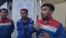 Company Man Rig Company Man Rig TMMJ #05, Faturahman (kanan) didampingi Rig Superintendent (Rigsup) Rig TMMJ, Puji Prajoko (tengah) saat menemui dan menampung aksi protes warga Talang Gas di lokasi operasional BKT/AW-2, Jumat (18/9/2026 terkait polemik penyedotan Sungai Penukal, lahan warga yang belum dibayar, hingga tuntutan transparansi tenaga kerja lokal. (Foto: Dok/tintamerah.co)