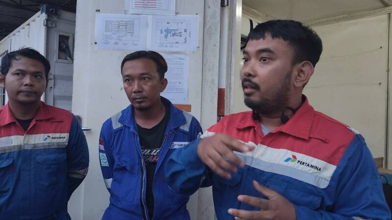 Company Man Rig Company Man Rig TMMJ #05, Faturahman (kanan) didampingi Rig Superintendent (Rigsup) Rig TMMJ, Puji Prajoko (tengah) saat menemui dan menampung aksi protes warga Talang Gas di lokasi operasional BKT/AW-2, Jumat (18/9/2026 terkait polemik penyedotan Sungai Penukal, lahan warga yang belum dibayar, hingga tuntutan transparansi tenaga kerja lokal. (Foto: Dok/tintamerah.co)