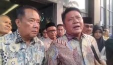 Gubernur Sumsel, H. Herman Deru (kanan), didampingi Wakil Gubernur, H. Cik Ujang (kiri), memberikan keterangan pers usai Pengukuhan Pengurus FEK Sumsel di Hotel Swarna Dwipa Palembang, Jumat (4/9/2026). Menanggapi desakan warga PALI, Gubernur menegaskan bahwa Pergub No. 40 Tahun 2017 akan dicabut karena sudah tidak relevan. 