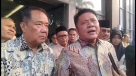 Gubernur Sumsel, H. Herman Deru (kanan), didampingi Wakil Gubernur, H. Cik Ujang (kiri), memberikan keterangan pers usai Pengukuhan Pengurus FEK Sumsel di Hotel Swarna Dwipa Palembang, Jumat (4/9/2026). Menanggapi desakan warga PALI, Gubernur menegaskan bahwa Pergub No. 40 Tahun 2017 akan dicabut karena sudah tidak relevan. 