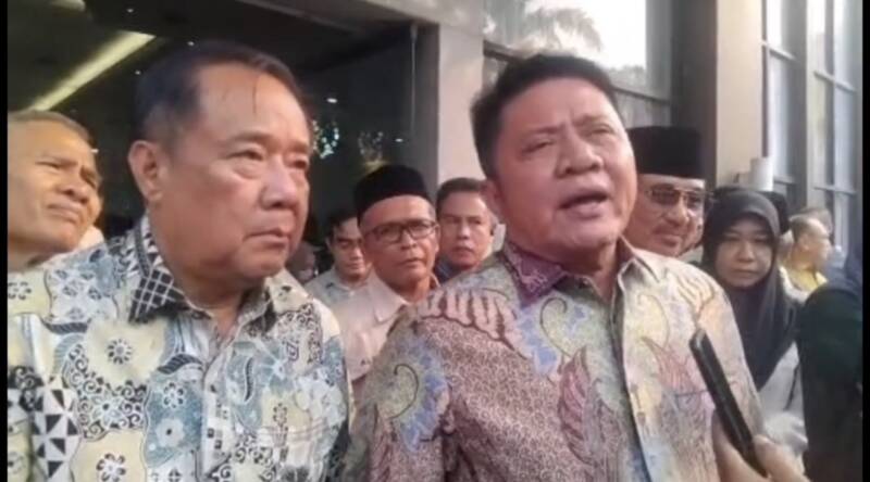 Gubernur Sumsel, H. Herman Deru (kanan), didampingi Wakil Gubernur, H. Cik Ujang (kiri), memberikan keterangan pers usai Pengukuhan Pengurus FEK Sumsel di Hotel Swarna Dwipa Palembang, Jumat (4/9/2026). Menanggapi desakan warga PALI, Gubernur menegaskan bahwa Pergub No. 40 Tahun 2017 akan dicabut karena sudah tidak relevan. 