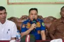 Kepala Dinas Damkar PALI, Rizal Pahlevi, AP., M.Si (tengah), memimpin rapat koordinasi dan persiapan peresmian Posko Damkar Kecamatan Penukal di Kantor Desa Gunung Menang, didampingi unsur pemerintah kecamatan dan kepala desa, Selasa (1/9/2026). (Foto: Dok/tintamerah.co)