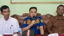 Kepala Dinas Damkar PALI, Rizal Pahlevi, AP., M.Si (tengah), memimpin rapat koordinasi dan persiapan peresmian Posko Damkar Kecamatan Penukal di Kantor Desa Gunung Menang, didampingi unsur pemerintah kecamatan dan kepala desa, Selasa (1/9/2026). (Foto: Dok/tintamerah.co)