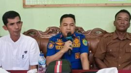Kepala Dinas Damkar PALI, Rizal Pahlevi, AP., M.Si (tengah), memimpin rapat koordinasi dan persiapan peresmian Posko Damkar Kecamatan Penukal di Kantor Desa Gunung Menang, didampingi unsur pemerintah kecamatan dan kepala desa, Selasa (1/9/2026). (Foto: Dok/tintamerah.co)